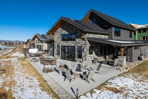 Outdoor dining - Grtand Park Home 305 I Private Hot Tub I Great Views I Game Room I Discounted Attractions (Fraser)