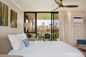 Condo, 1 King Bed with Sofa bed, Air conditioning, Ocean View (1014) | 거실 공간