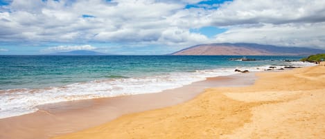 Una playa cerca, arena blanca, toallas de playa