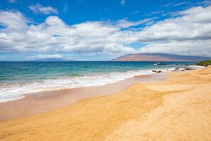 Una playa cerca, arena blanca, toallas de playa