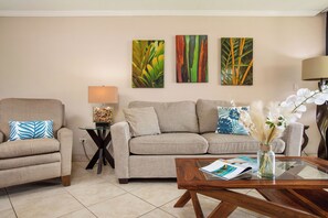 Living area - Kamaole Sands Condos Close to Beach with Parking (Kihei)