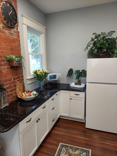 Charming historical 4 bd & 3 full ba home in Terre Haute with WiFi, AC & parking