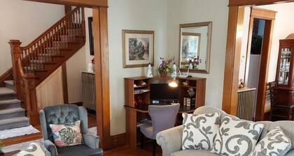 Charming historical 4 bd & 3 full ba home in Terre Haute with WiFi, AC & parking