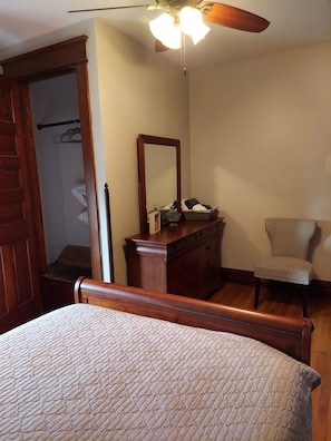 4 bedrooms, desk, iron/ironing board, free WiFi