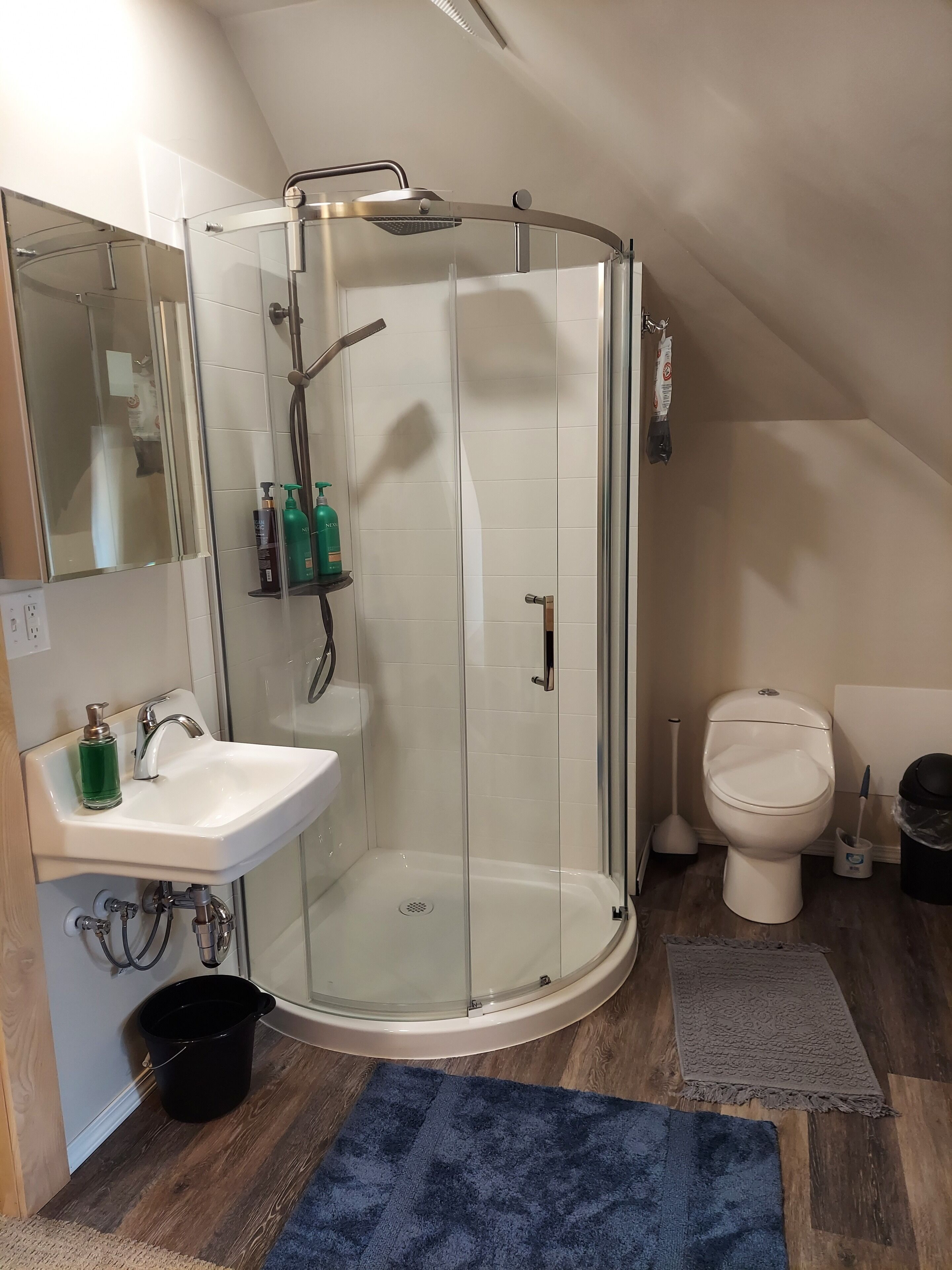 Douche, sèche-cheveux, serviettes fournies, savon