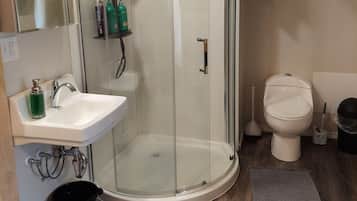 Douche, sèche-cheveux, serviettes fournies, savon
