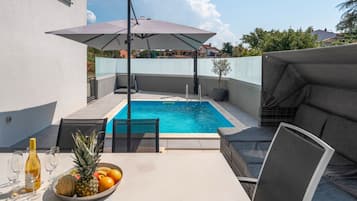 Een verwarmd zwembad