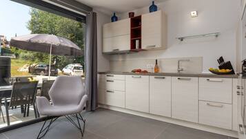 Een koelkast, een oven, een kookplaat, een vaatwasser