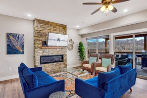 Smart TV, fireplace - Modern Decor-Arcades-Air Hockey-Cmty Pools-Table Rock Lake Views-Free Tickets-Pvt Hot Tub (Branson)