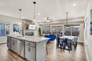 Interior - Modern Decor-Arcades-Air Hockey-Cmty Pools-Table Rock Lake Views-Free Tickets-Pvt Hot Tub (Branson)