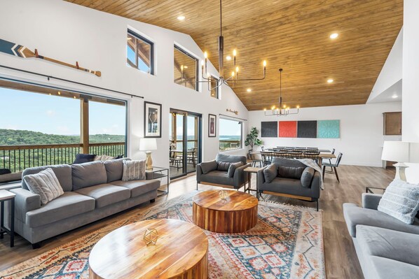 Téléviseur, foyer, table de baby-foot