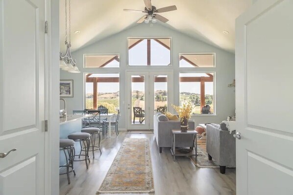 Smart TV, fireplace - Vineyard View "Taste of Tuscany", incredible 220 degree view, in Wine Country! (Selah)