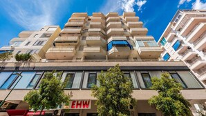 A multi-story hotel with balconies and a clear blue sky. - Kondo Stays - Bliss Apartment (Vlorë)