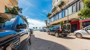 A street with parked cars and a building with a sign that reads "AEROS". - Kondo Stays - Bliss Apartment (Vlorë)