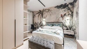 A bedroom with a bed, a bench, a desk, and a wardrobe. - Kondo Stays - Bliss Apartment (Vlorë)