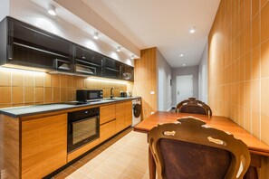 Frigorífico, microondas, horno y placa de cocina