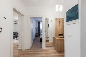Interior - Kondo Stays - Noir Apartment (Tiranë)