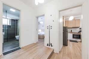 Interior - Kondo Stays - Noir Apartment (Tiranë)