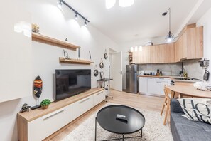 TV - Kondo Stays - Noir Apartment (Tiranë)