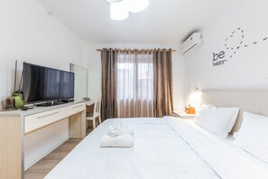 2 bedrooms, desk, WiFi