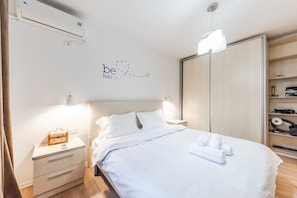 2 bedrooms, desk, WiFi