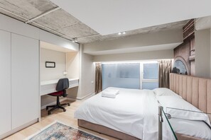 1 bedroom, desk, WiFi