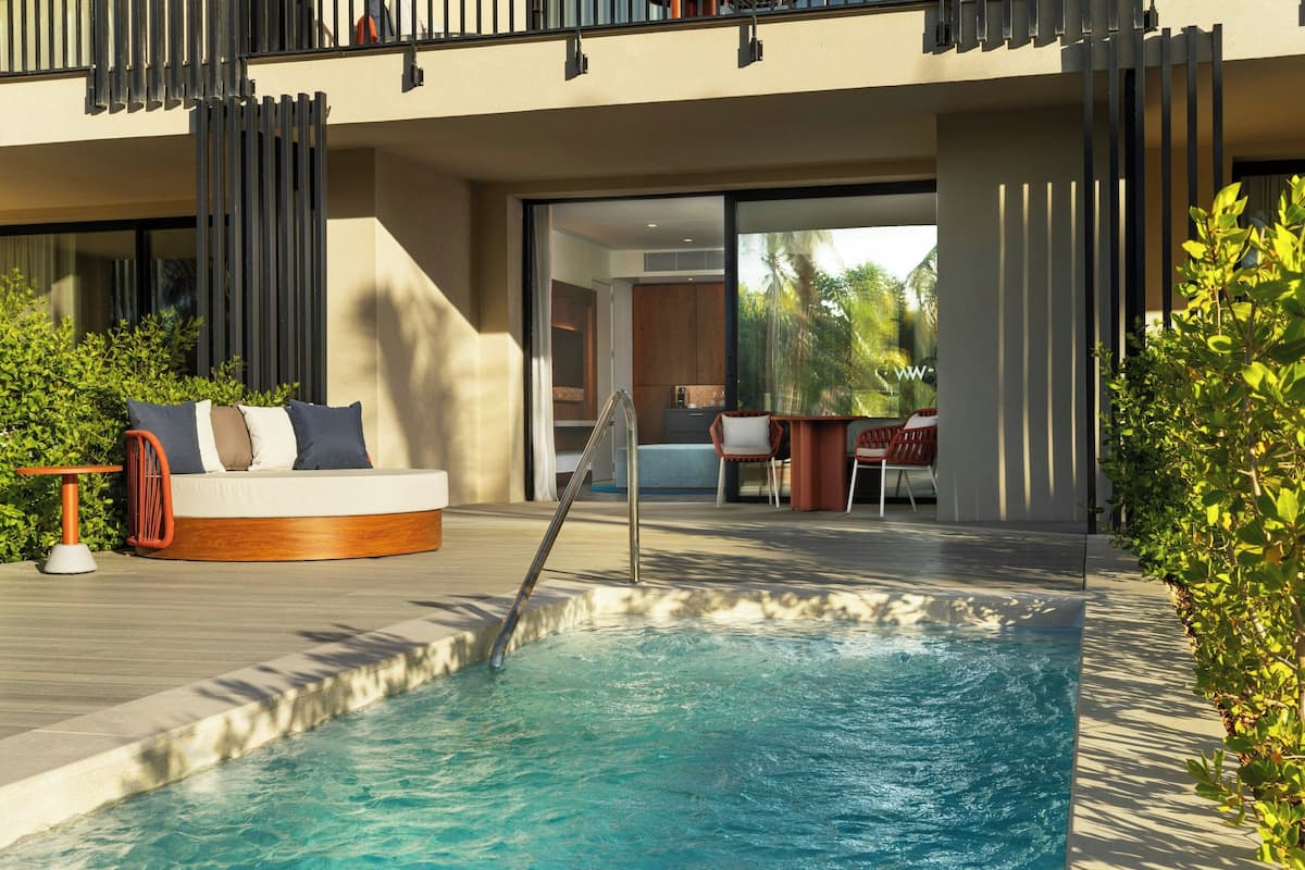 2 outdoor pools, pool cabanas (surcharge), pool umbrellas