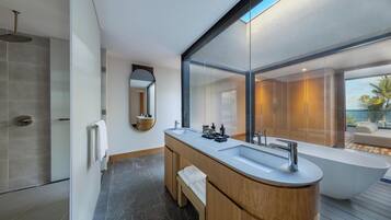 Un baño moderno con un lavamanos grande, una bañera y una ducha.