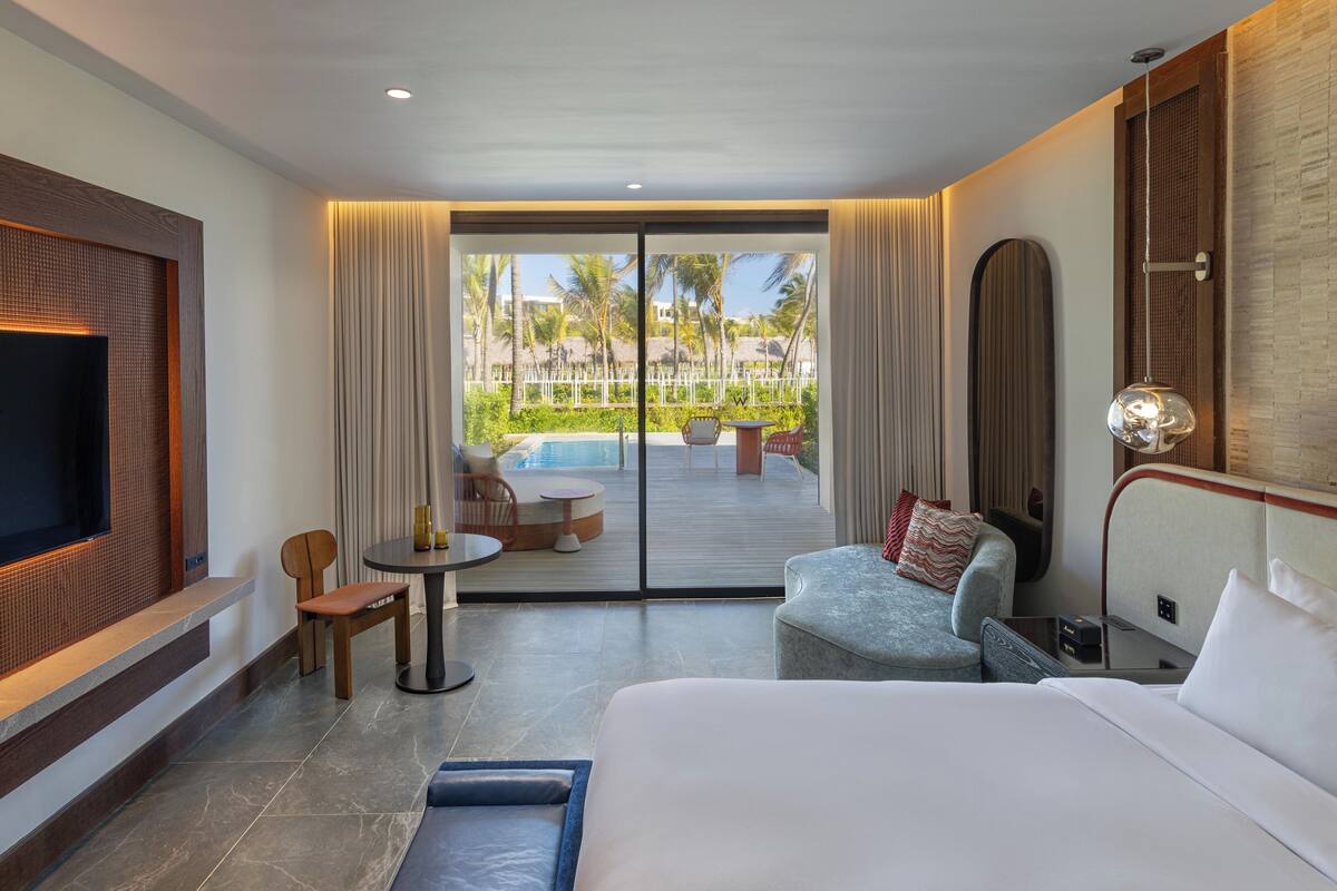 Premium bedding, pillowtop beds, minibar (free items), in-room safe
