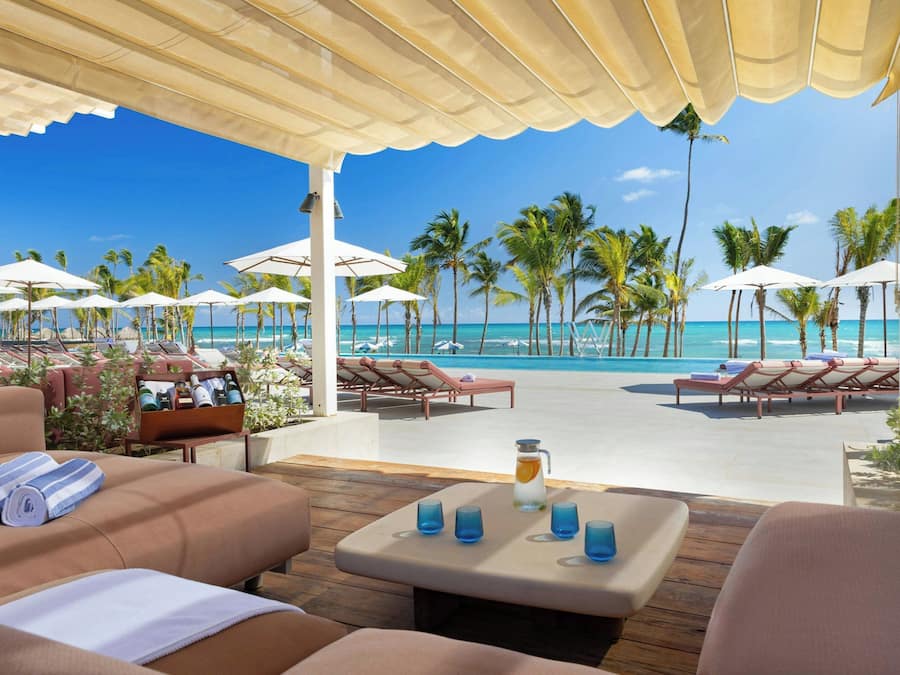 2 piscinas al aire libre, camas de piscina con cargo, sombrillas