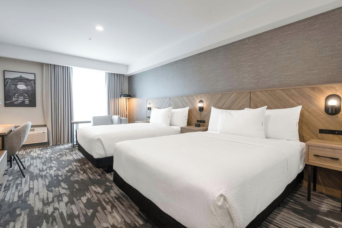 Roupas de cama premium, cofres nos quartos, escrivaninha
