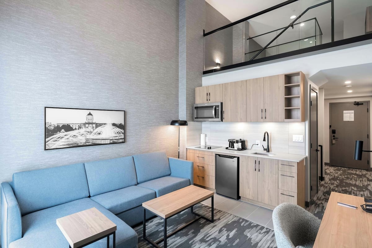 Loft, 1 cama King e sofá-cama, cozinha americana (Loft Suite) | Roupas de cama premium, cofres nos quartos, escrivaninha