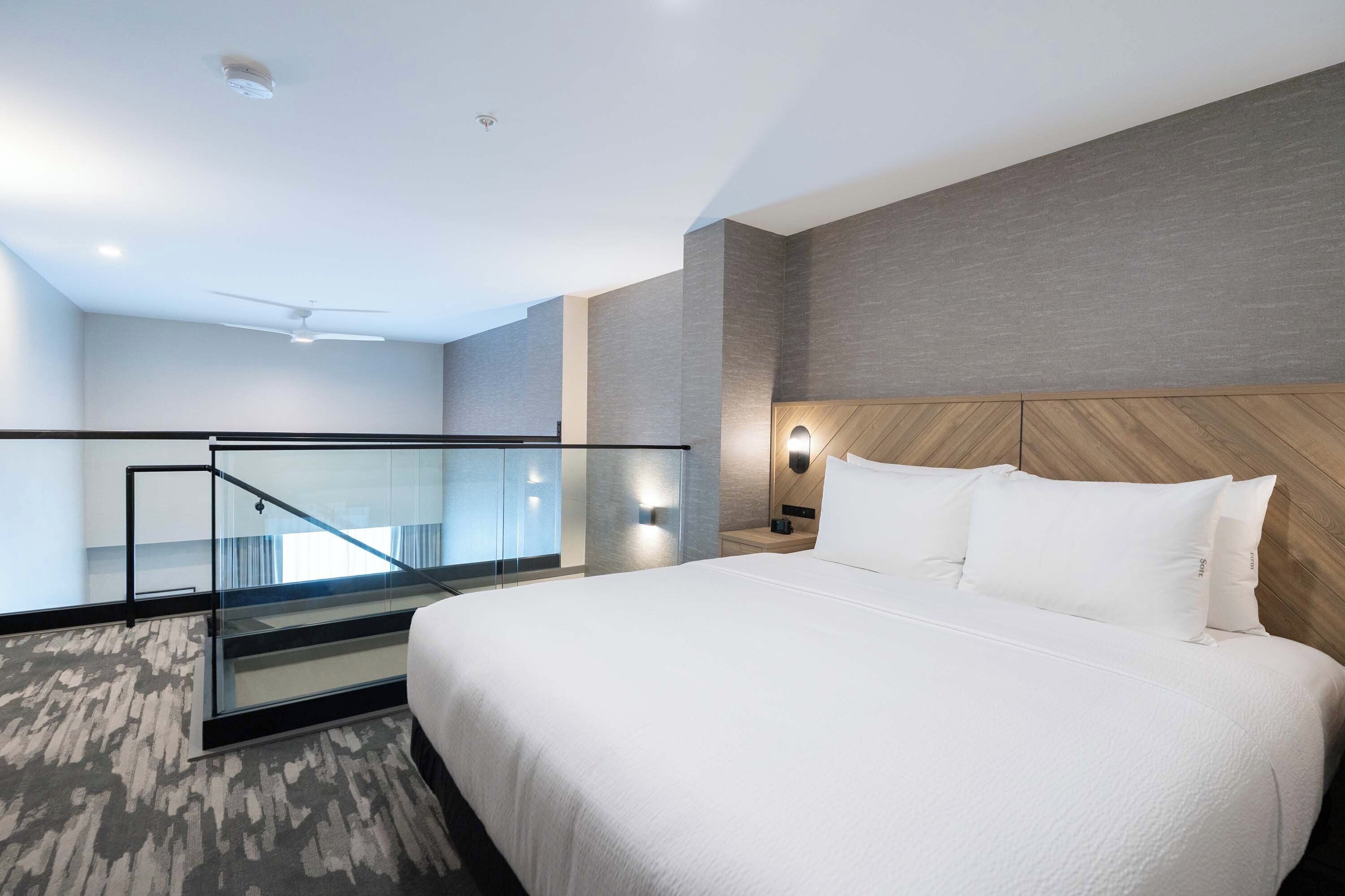 Ylelliset vuodevaatteet, tallelokero huoneessa, työpöytä