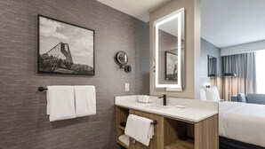 Douche à « effet pluie », sèche-cheveux, peignoirs, serviettes fournies