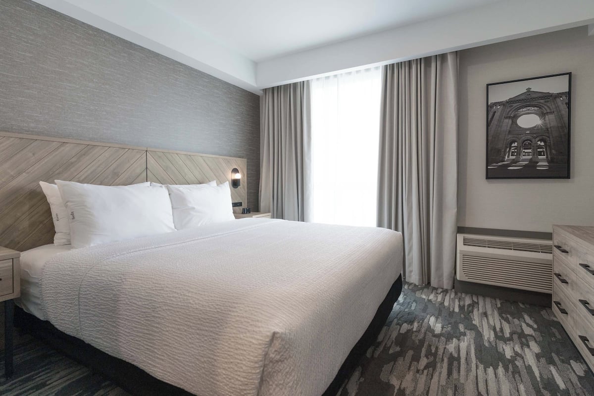 Standard Suite, 1 King Bed with Sofa bed, Kitchen | Premium bedding, in-room safe, desk, laptop workspace