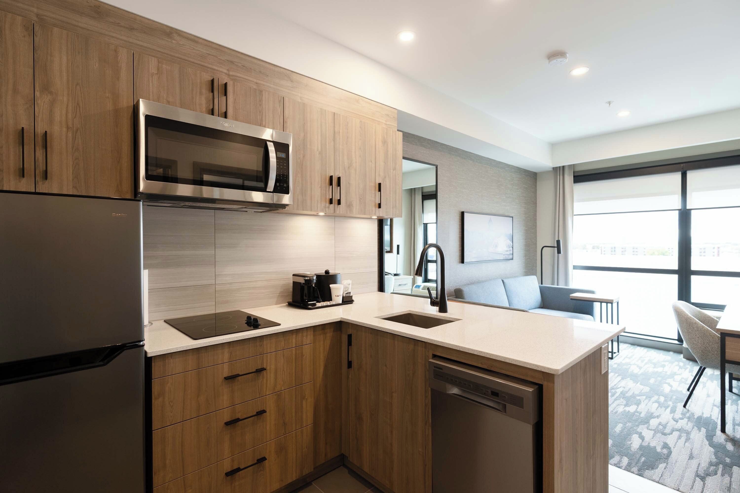 Grand-sviitti, 1 suuri parisänky ja vuodesohva, keittiö | Yksityinen keittiö | Kahvin-/teenkeitin