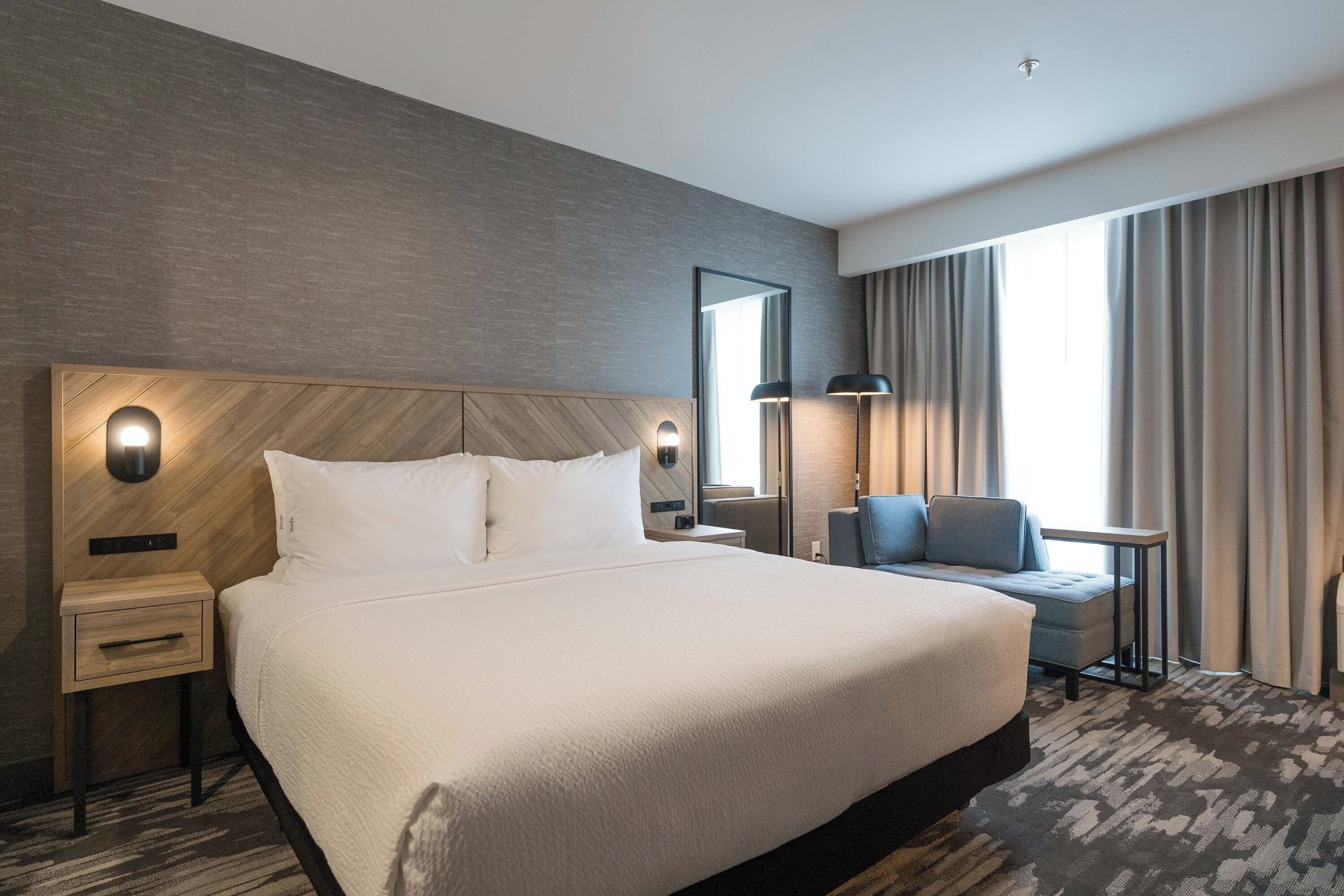 Standard Room, 1 King Bed (Euro Bathroom) | Premium bedding, in-room safe, desk, laptop workspace