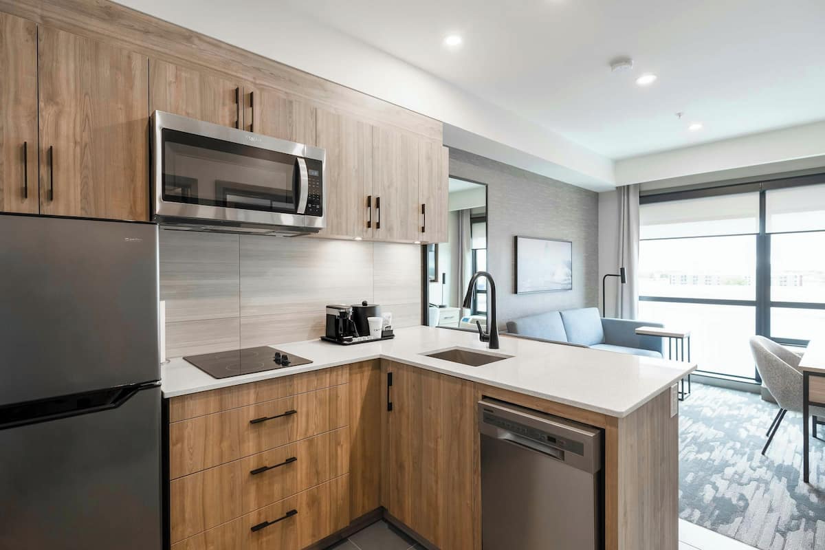 Suíte grand, 1 cama King e sofá-cama, cozinha | Cozinha privada | Cafeteira/chaleira