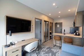 Grand-Suite, 1 King-Bett und Schlafsofa, Küche | Hochwertige Bettwaren, Zimmersafe, Schreibtisch