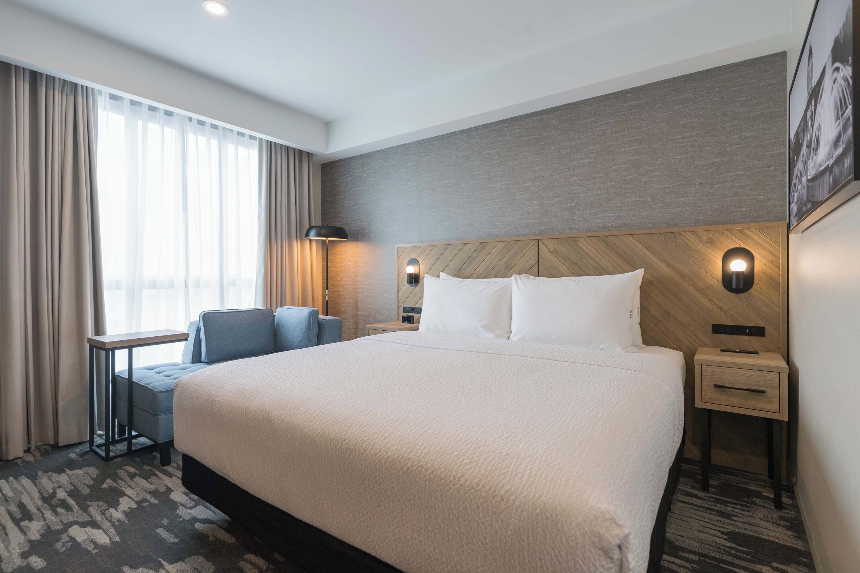 Premium bedding, in-room safe, desk, laptop workspace