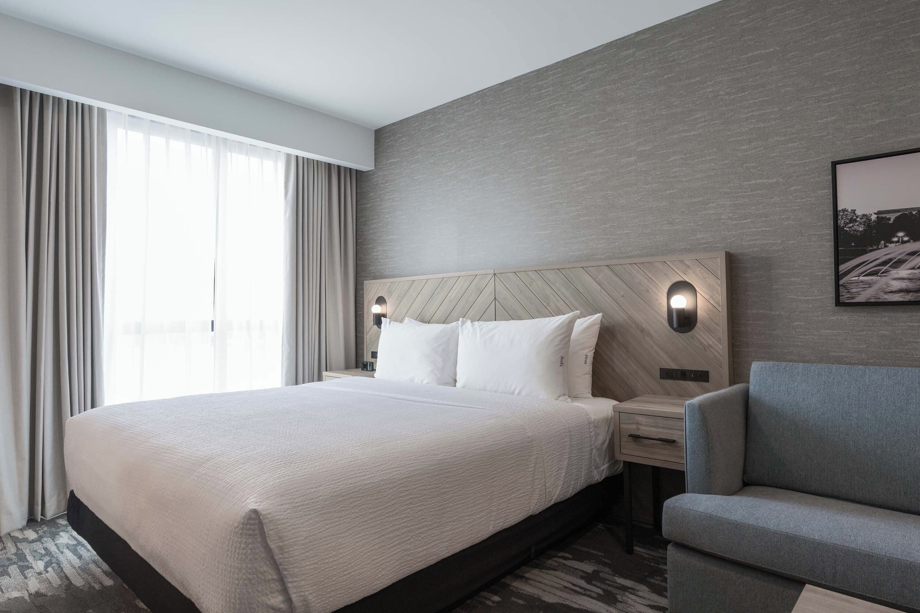 Standard Room, 1 King Bed with Sofa bed (Euro Bathroom) | Premium bedding, in-room safe, desk, laptop workspace