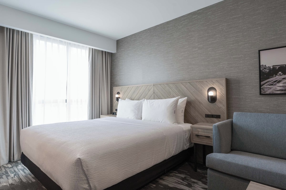 Standard Room, 1 King Bed with Sofa bed (Euro Bathroom) | Premium bedding, in-room safe, desk, laptop workspace