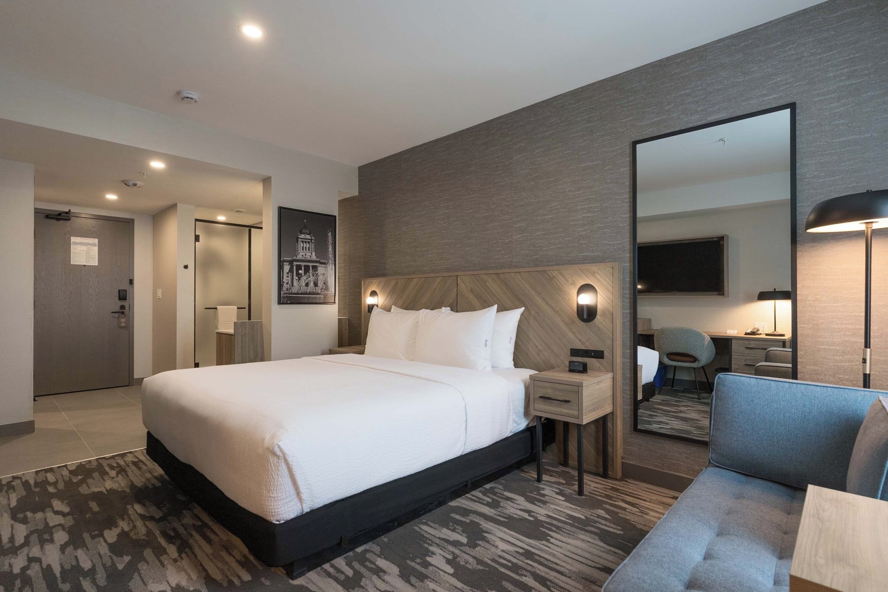 Standard Room, 1 King Bed (Euro Bathroom) | Premium bedding, in-room safe, desk, laptop workspace