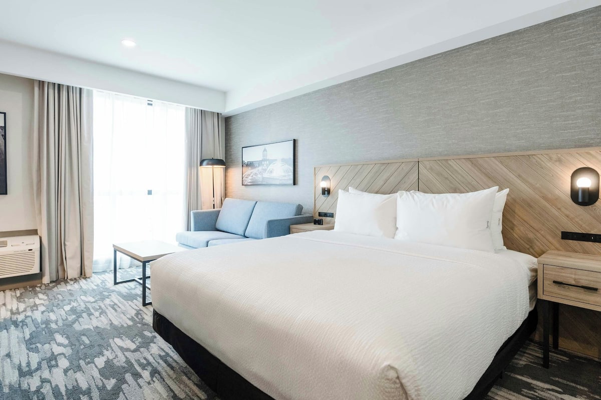 Quarto standard, 1 cama King e sofá-cama | Roupas de cama premium, cofres nos quartos, escrivaninha