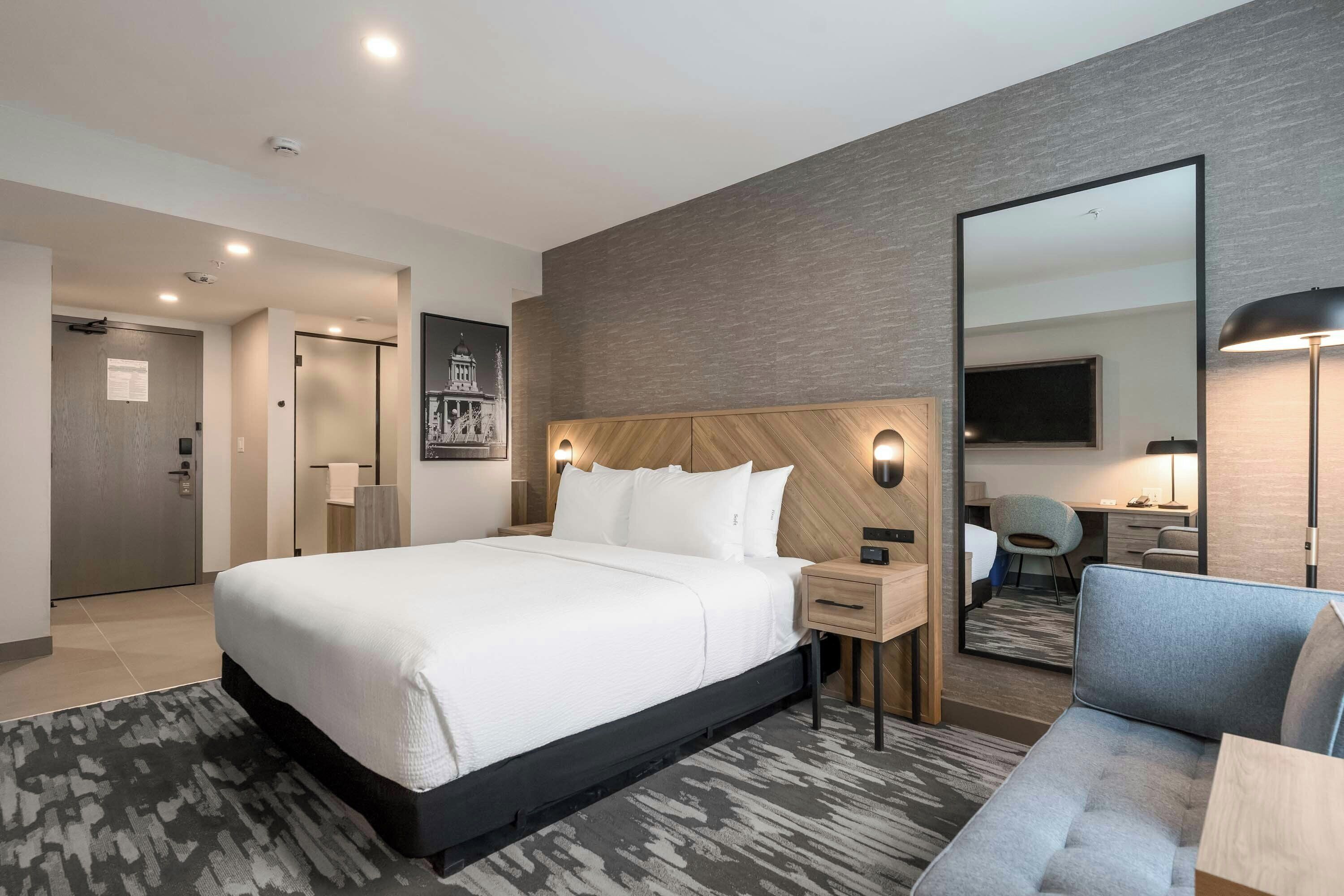 Standaard kamer, 1 kingsize bed (Euro Bathroom) | Luxe beddengoed, een kluis op de kamer, een bureau, een laptopwerkplek