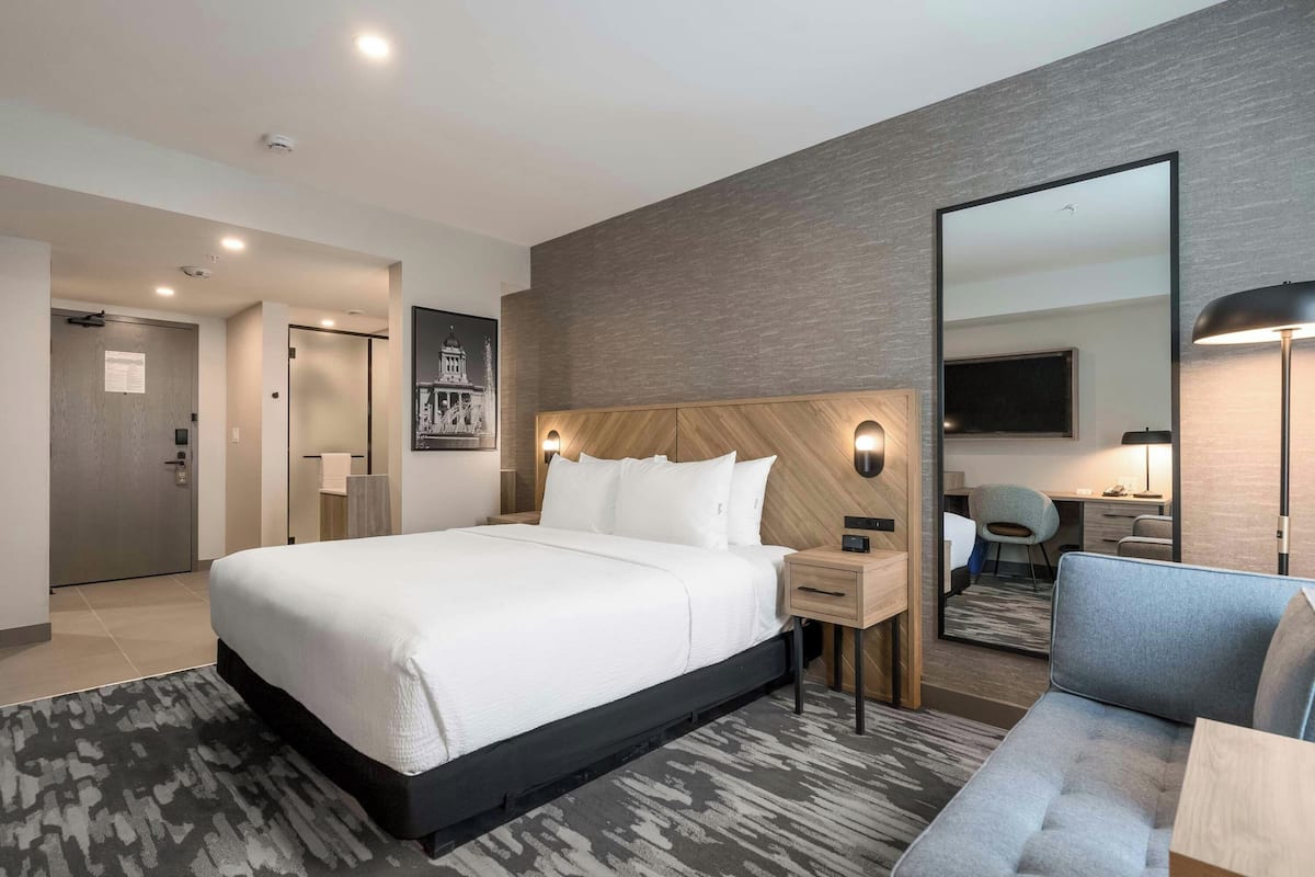 Quarto standard, 1 cama King (Euro Bathroom) | Roupas de cama premium, cofres nos quartos, escrivaninha