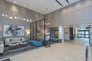 Lobby - Sandman Signature Winnipeg Airport Hotel & Suites (Winnipeg)