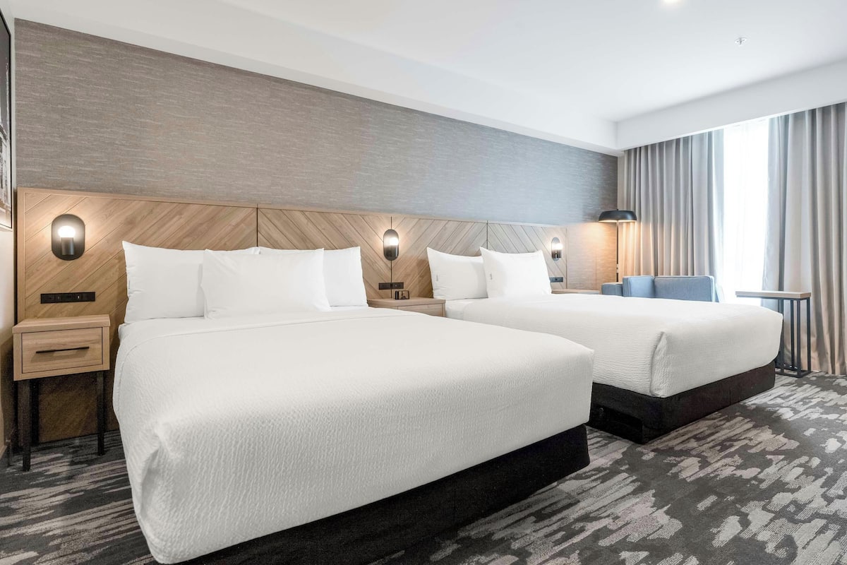 Quarto standard, 2 camas Queen, cozinha americana | Roupas de cama premium, cofres nos quartos, escrivaninha