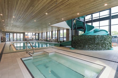 Una piscina cubierta