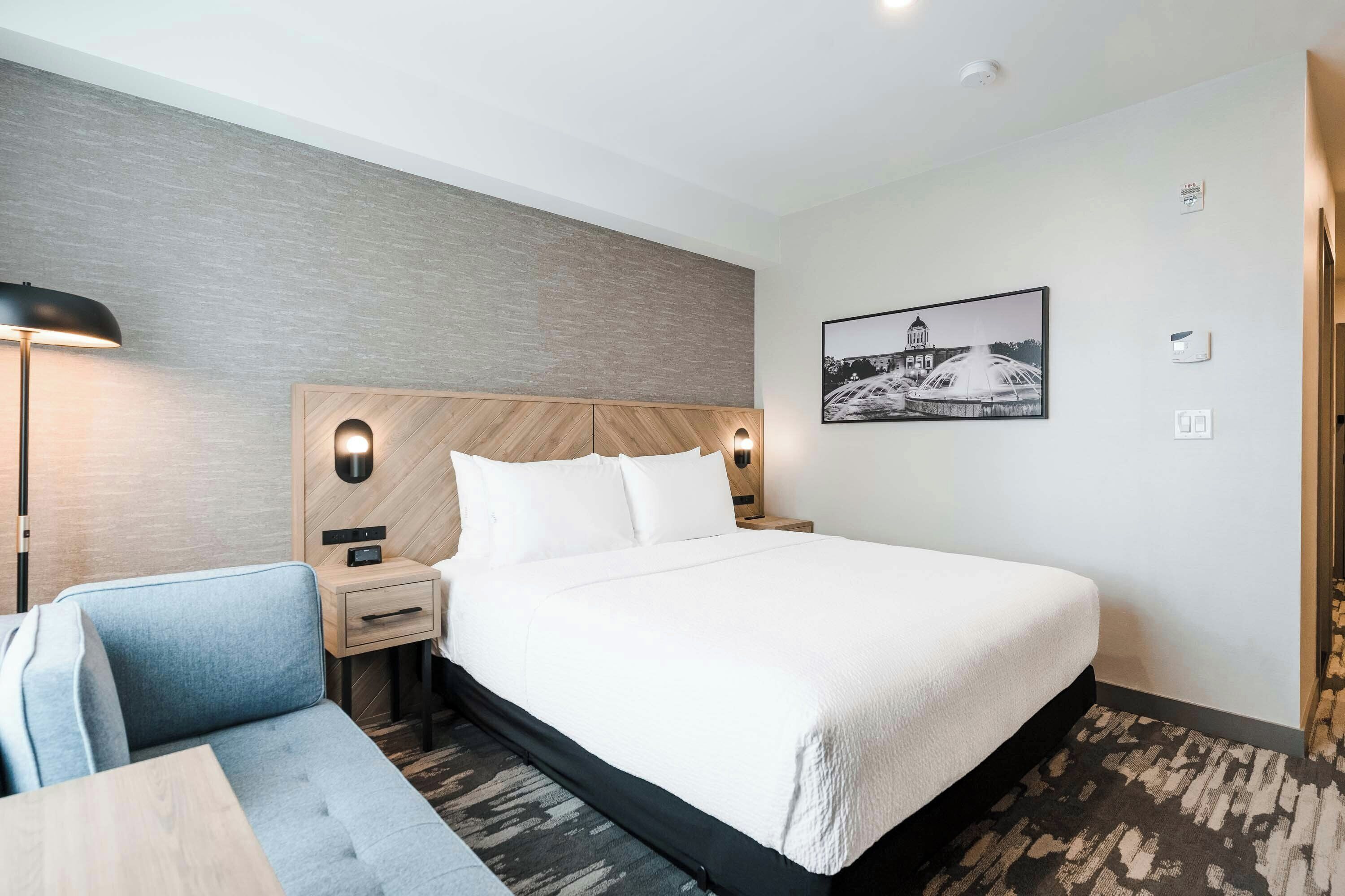 Chambre Standard, 1 très grand lit | Literie de qualité supérieure, coffres-forts dans les chambres, bureau